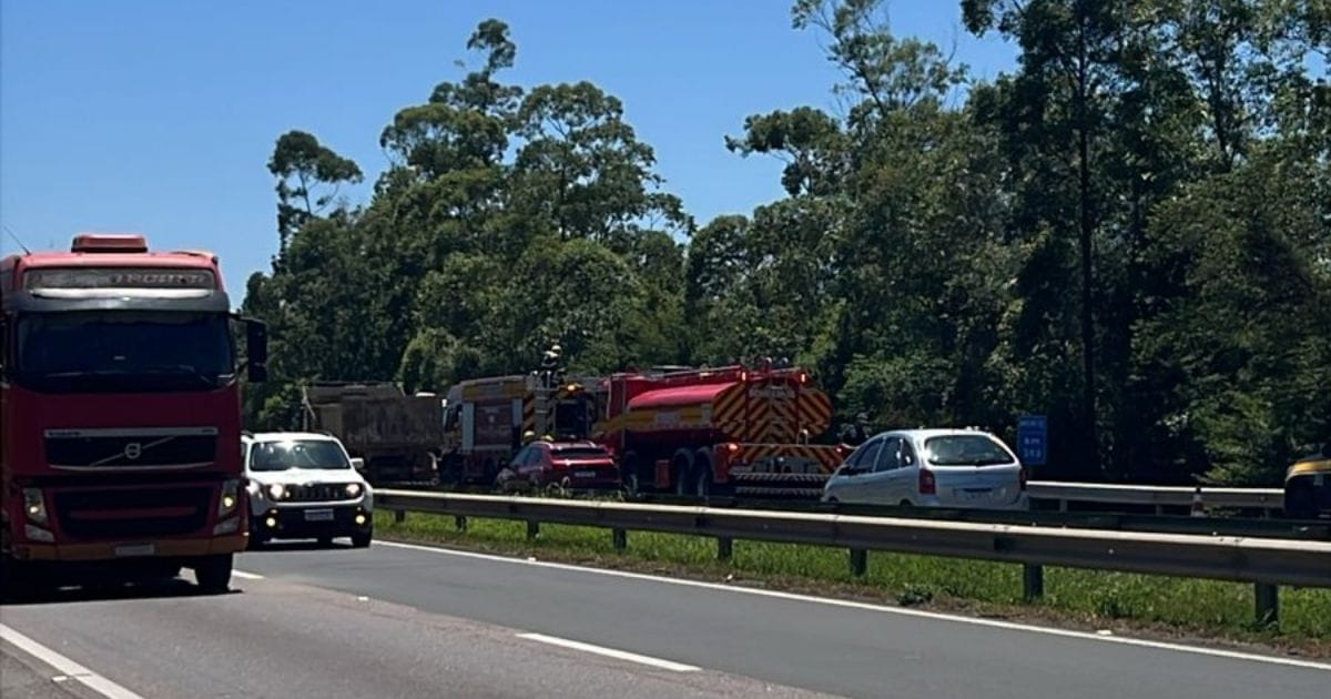 Bombeiros atuam em incêndio em carreta n BR-101, Criciúma