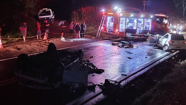 Cena de violento acidente entre dois carros, com um deles capotado. Bombeiros no local. BR-153.