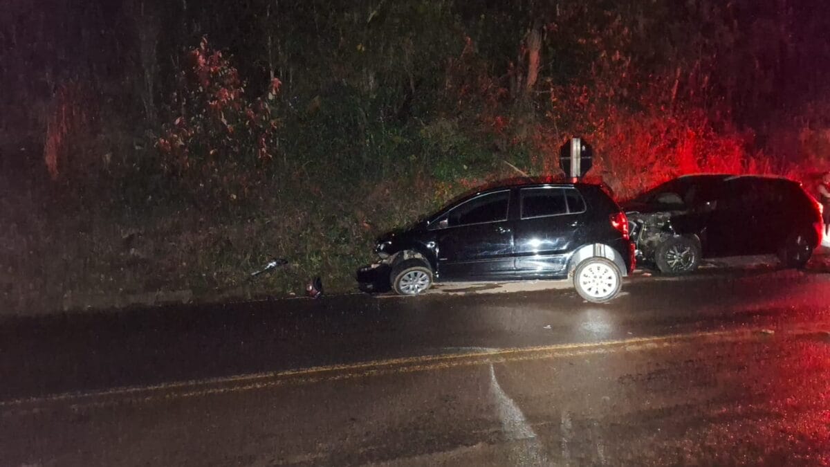 Carro invade a pista contr&aacute;ria, causa colis&atilde;o e idoso morre no hospital em SC
