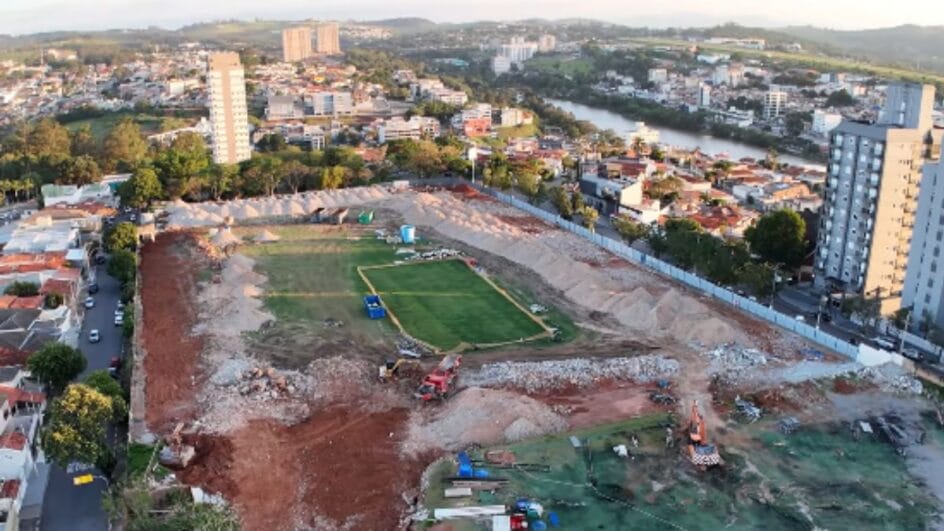 Faixa cercada do antigo gramado chama a atenção (Foto: BP Drones, Reprodução)