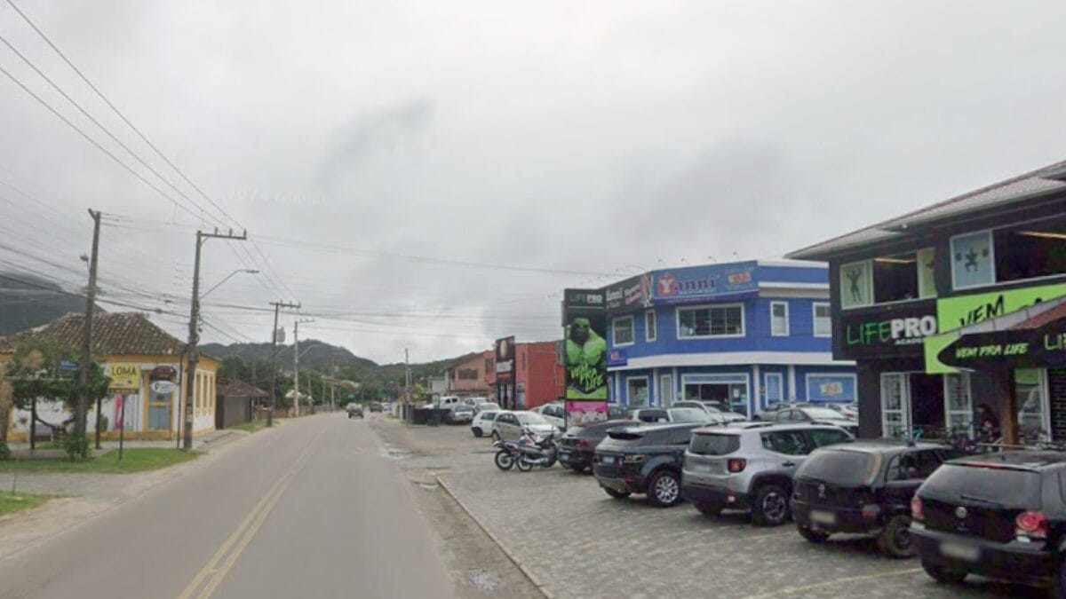 Ciclista fica em estado grave após ser atropelada e motorista foge do local, em Florianópolis