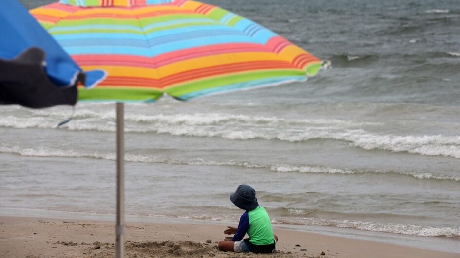 Criança brinca na areia na Praia de Palmas, em Governador Celso Ramos