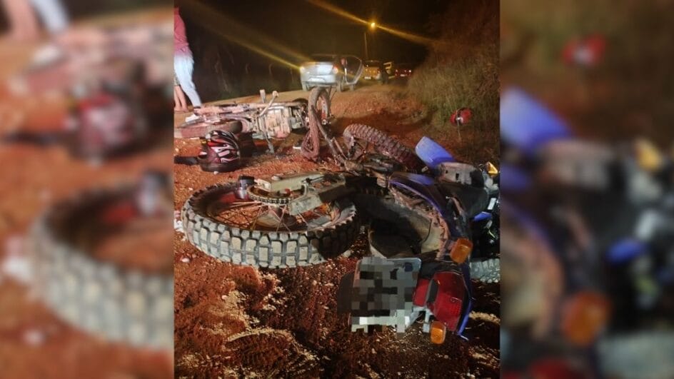 duas motocicletas no chão após colisão frontal