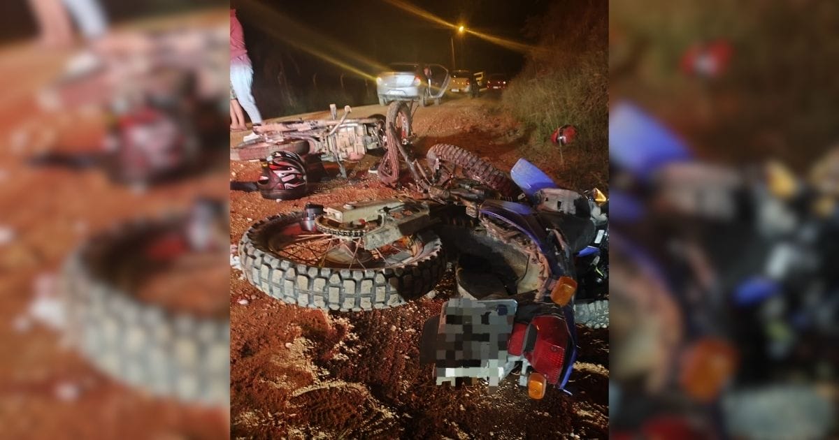 duas motocicletas no chão após colisão frontal