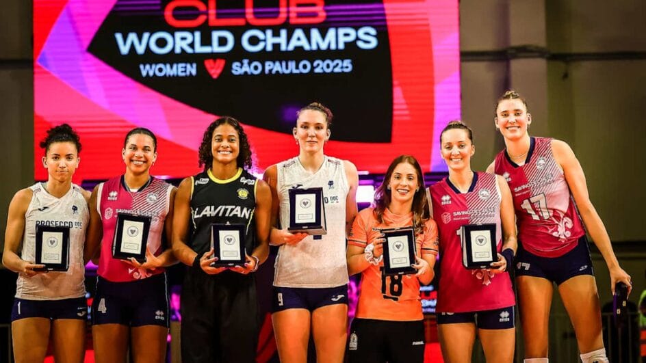 Atletas foram premiadas após a final (Foto: FIVB, Divulgação)