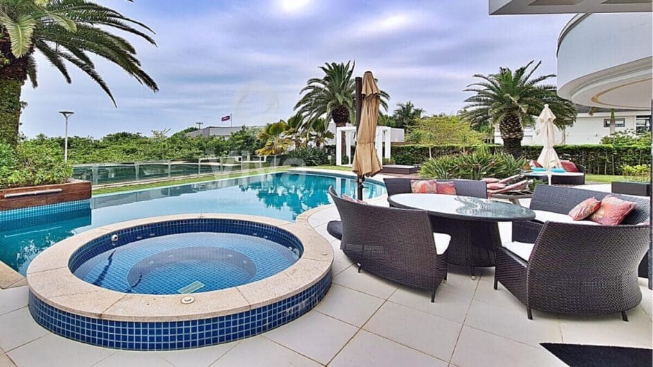 Como é a mansão à venda por R$ 40 milhões no bairro mais luxuoso de Florianópolis