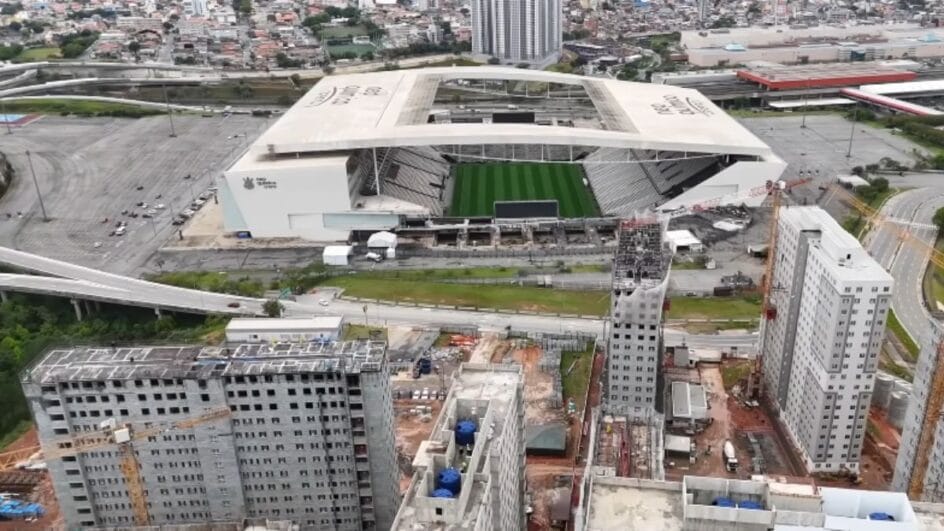Apartamentos estão em construção ao lado da Neo Química Arena, o estádio do Corinthians (Foto: Drone na trilha, Youtube, Reprodução)
