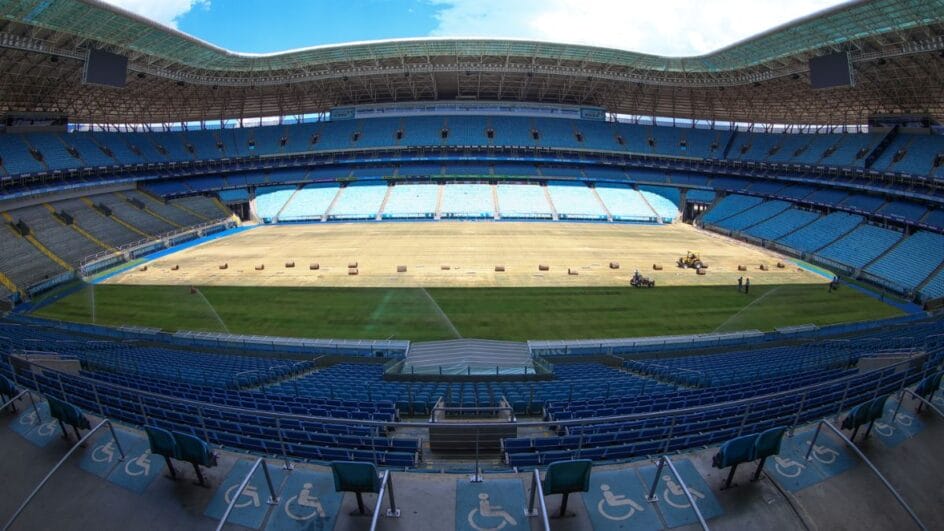 Arena do Grêmio passou por mudanças e ganhou gramado novo (Foto: Rodrigo Fatturi)