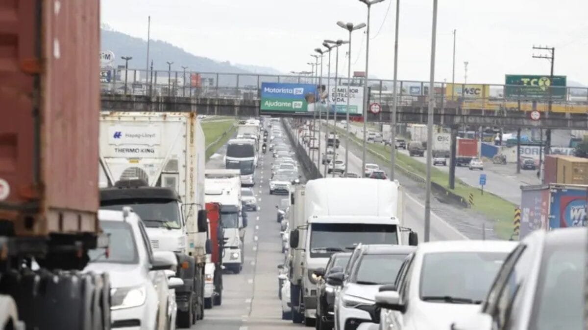 Foto mostra filas quilométricas nas rodovias de Santa Catarina