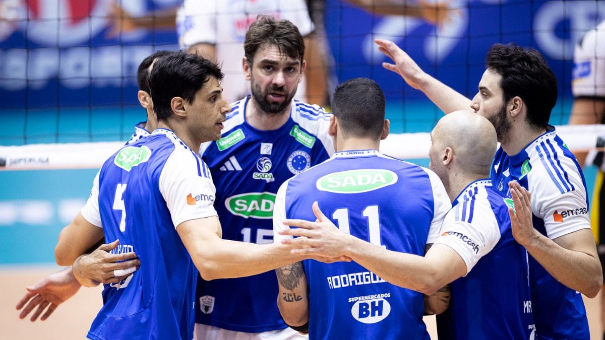 Jogadores do Cruzeiro em jogo contra o Praia Clube, que também estará no Mundial de Clubes de Vôlei Masculino