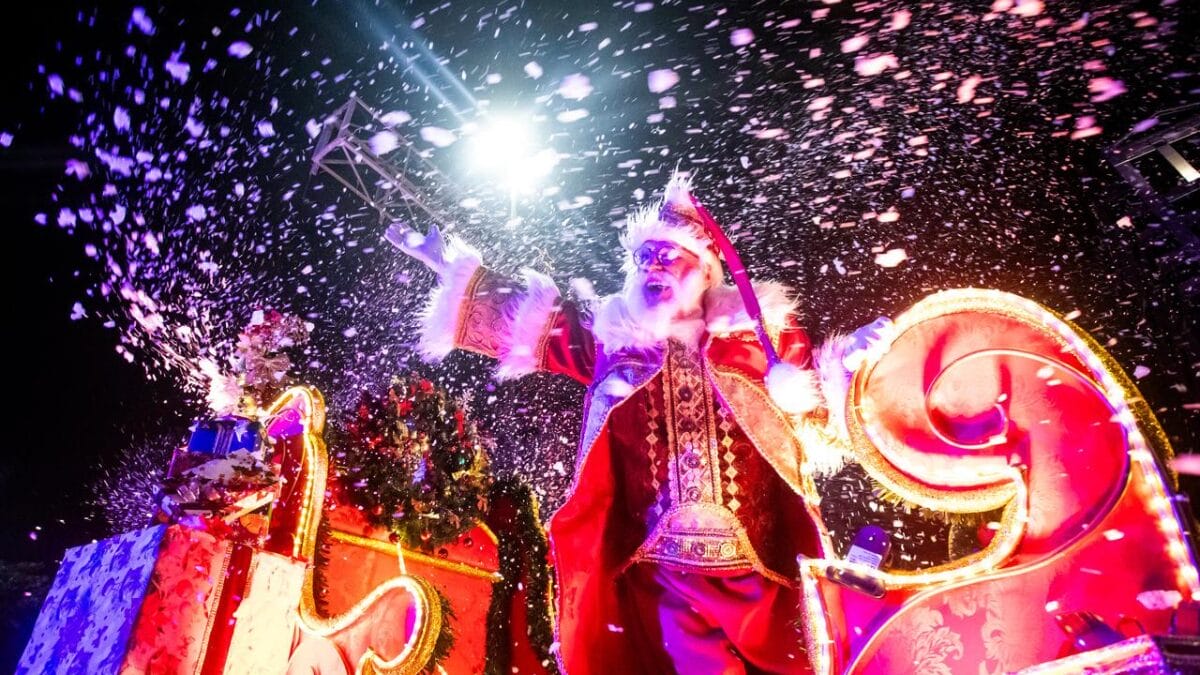 Desfile de Natal leva 40 mil pessoas à Beira-Mar em espetáculo histórico em Florianópolis