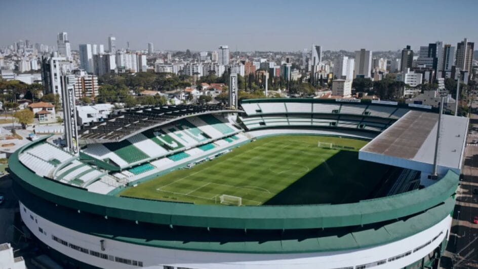 Estádio Couto Pereira, em Curitiba, é a casa do Coxa (Foto: One Man Wolf Pack, Youtube, Reprodução)
