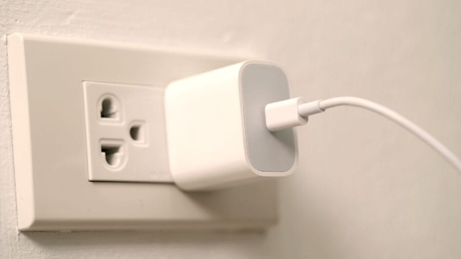 É verdade que o carregador consome energia mesmo sem um telefone conectado