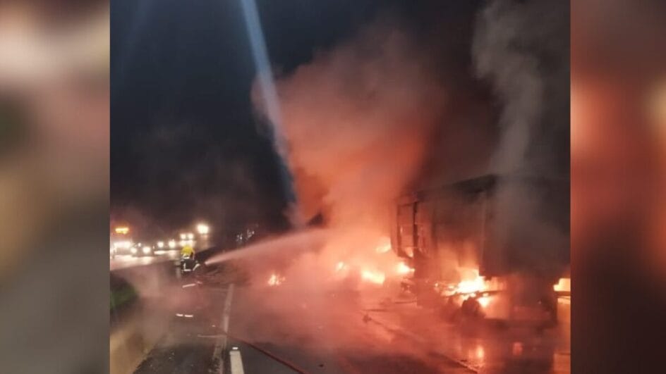 Engavetamento faz caminhão pegar fogo e causa morte de motorista na BR-101, em SC