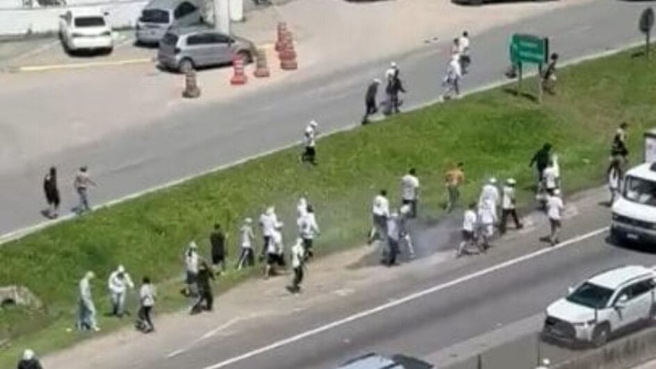 Torcedores de Santos e Inter se envolveram em confusão na BR-101 (Foto: Reprodução)