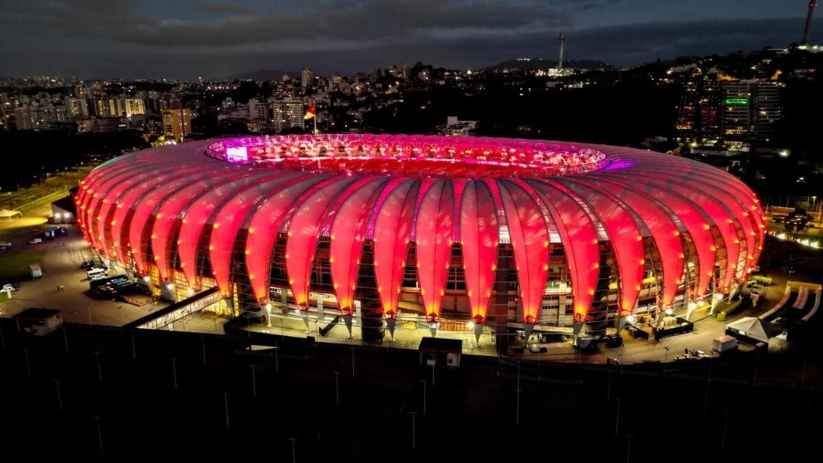 Estádio Beira-Rio, do Internacional, visto de fora com as cores vermelhas brilhando