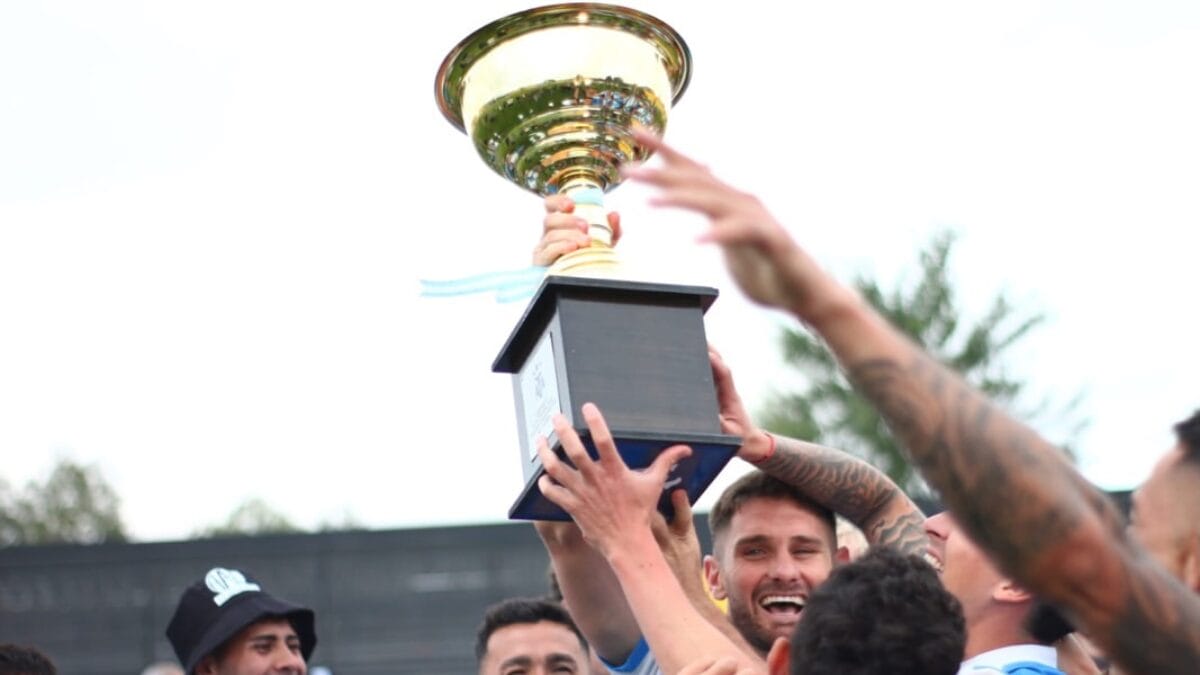 Estudiantes, da Argentina, levantando o troféu após acesso à elite do futebol nacional