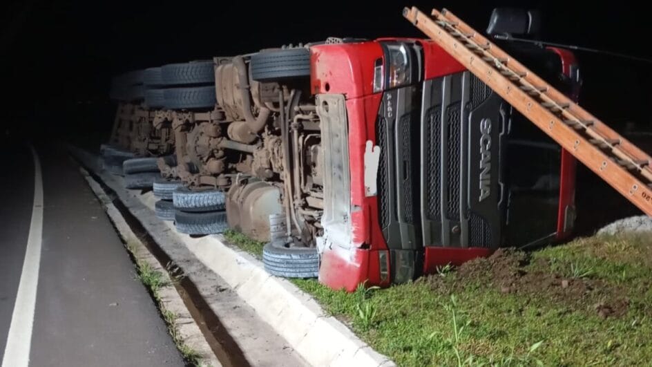 Caminhão tombou no Oeste de SC