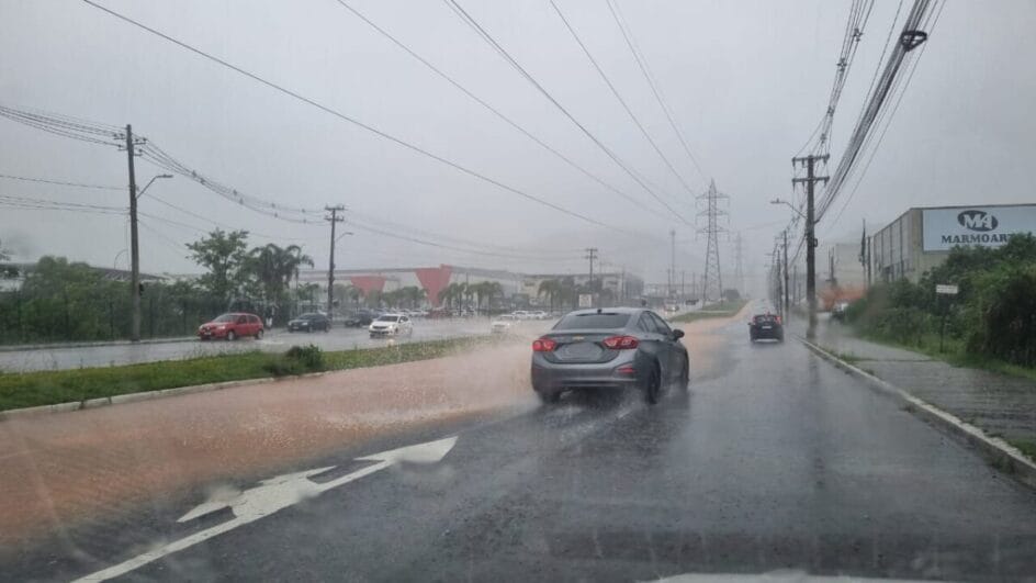 FOTOS Chuva transforma ruas em rios, morros em cachoeiras e causa alagamentos em SC (2)