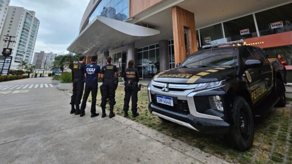 Foto mostra viaturas da Polícia Federal