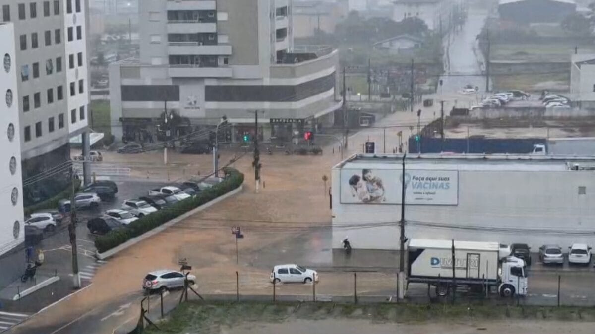 Fortes chuvas levam cinco cidades de SC a decretar situação de emergência