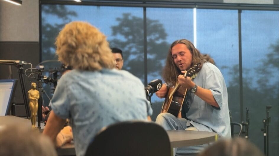 Vitor Kley cantando no Desprogramados (Foto: Yasmin Silva, NSC, reprodução)