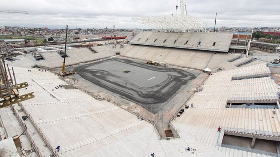 Construção do estádio do Corinthians, palco da final da Copa do Brasil 2025 (Foto: Portal da Copa, Wikimedia Commons)