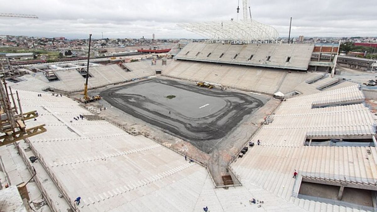 Construção do estádio do Corinthians, palco da final da Copa do Brasil 2025 (Foto: Portal da Copa, Wikimedia Commons)