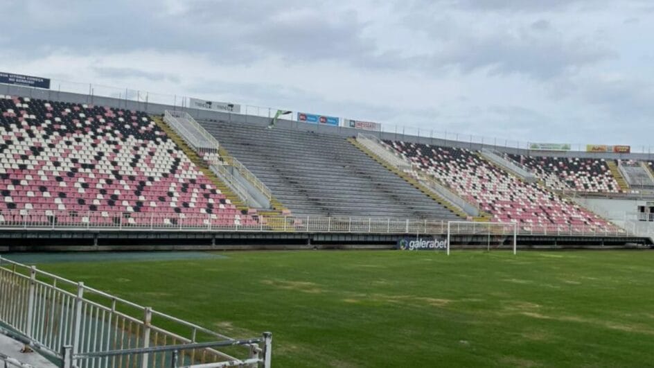 Cadeiras foram retiradas na parte do setor da torcida organizada (Foto: Fernanda Xavier, JEC)