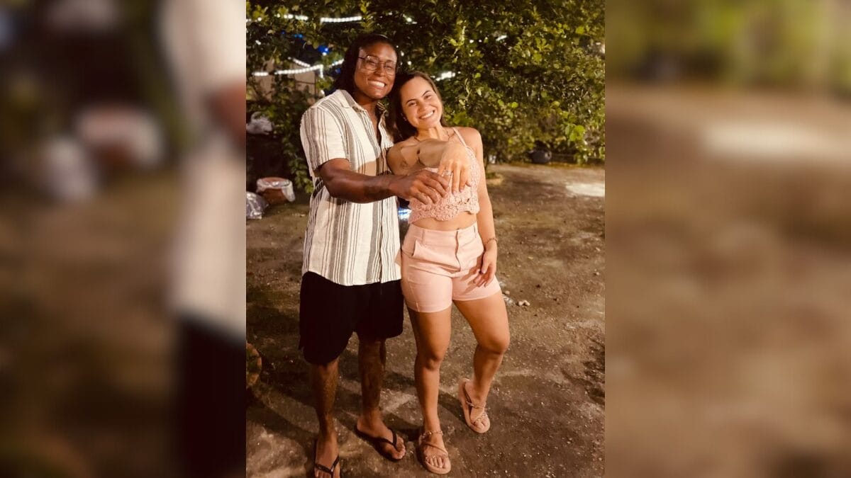 Gabriella Dutra e Carla Santos, do Mackenzie, posando para foto enquanto mostram o anel de noivado