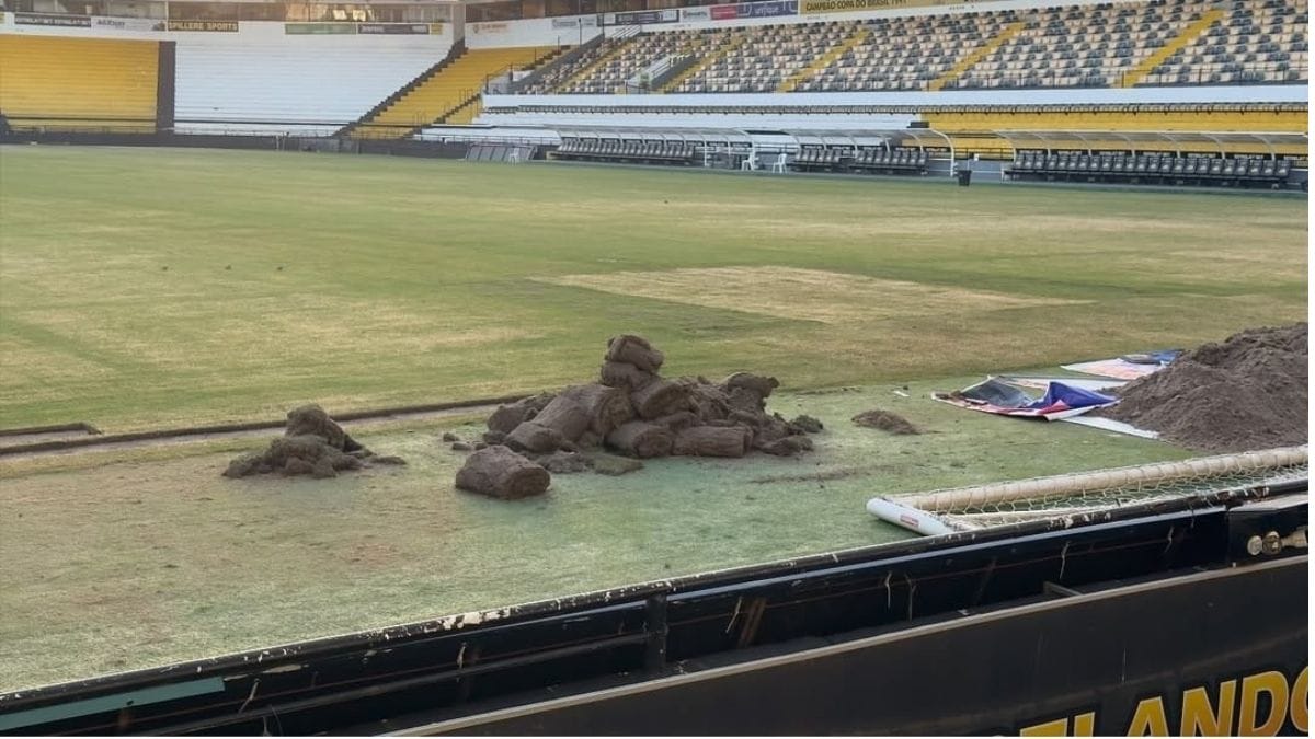 Gramado no Heriberto Hülse, do Criciúma, em obras, em novembro de 2025 (Foto: Carvoeiro Doente, cortesia, arquivo pessoal)