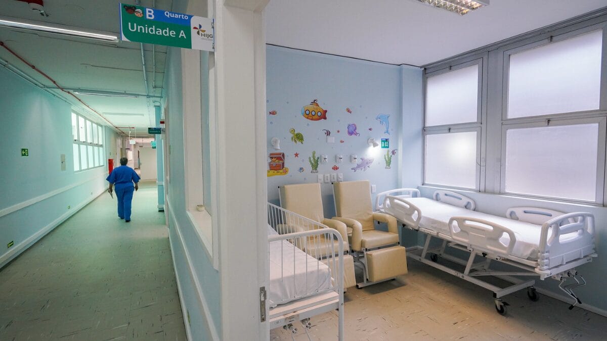 Reabertura de novos leitos no Hospital Infantil Joana de Gusmão Reabertura de leitos no Hospital Infantil Joana de Gusmão Florianópolis (SC) 29/02/2024 - Reabertura de leitos no Hospital Infantil Joana de Gusmão. A secretaria da Saúde Carmen Zanotto acompanhou a reabertura de 18 novos leitos da, Unidade A, que passaram por uma ampla reforma.