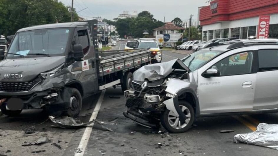 Carro e caminhão após colisão em cocal do Sul