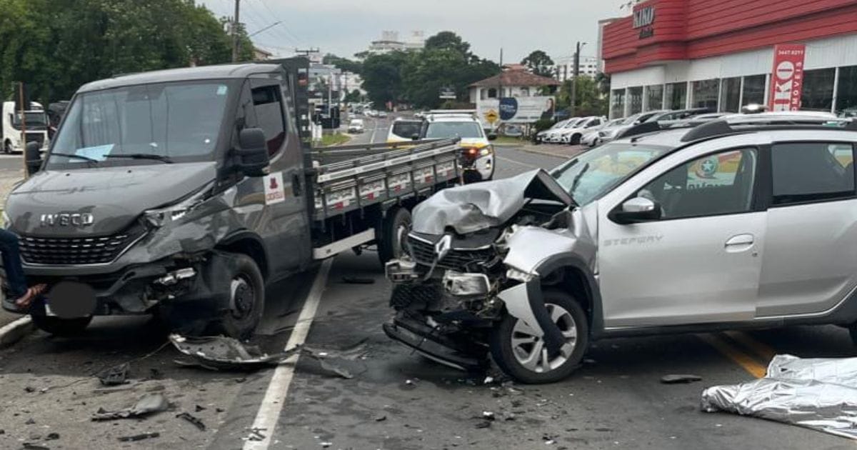 Carro e caminhão após colisão em cocal do Sul
