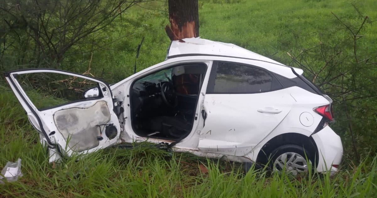 Homem morre após carro colidir em árvore