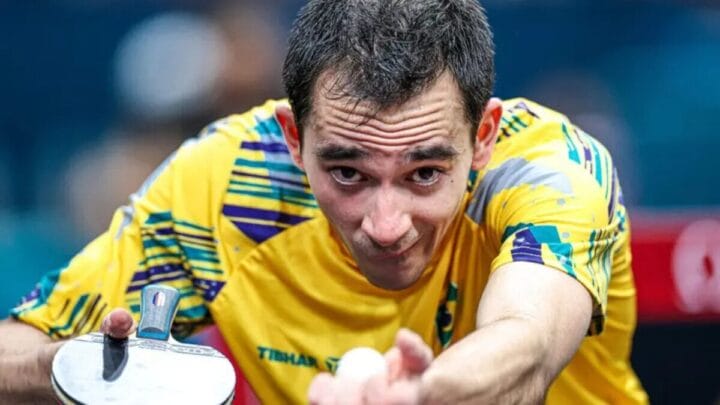 Hugo Calderano jogando tênis de mesa