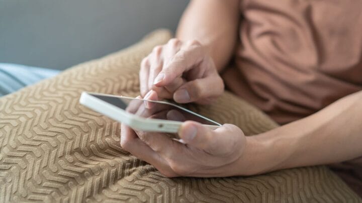 Pessoa usando o celular