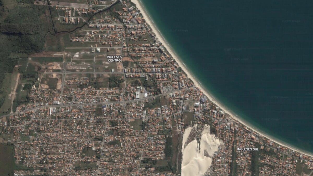 Praia dos Ingleses em 2003, em imagem de satélite