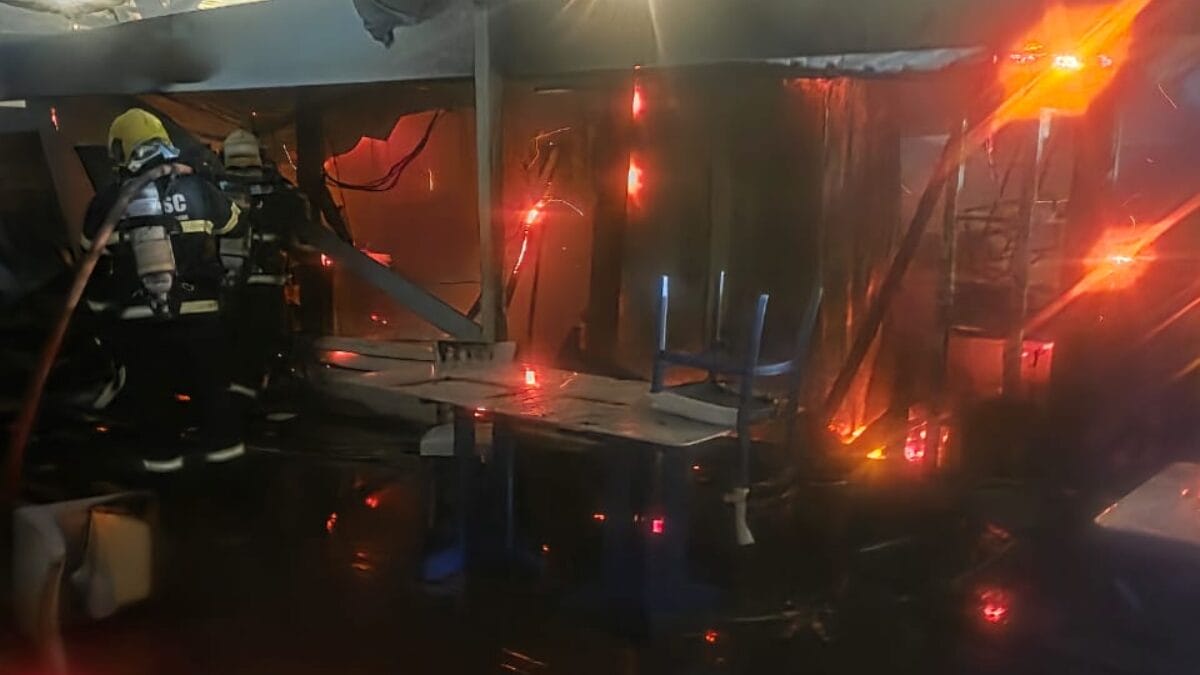 Incêndio quase destroí restaurante em marina no Norte de Ilha, em Florianópolis