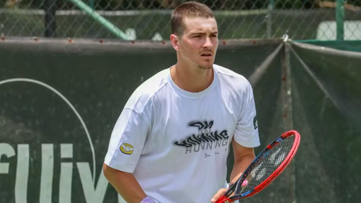 João Fonseca com a raquete na mão em treino e de cabelo raspado