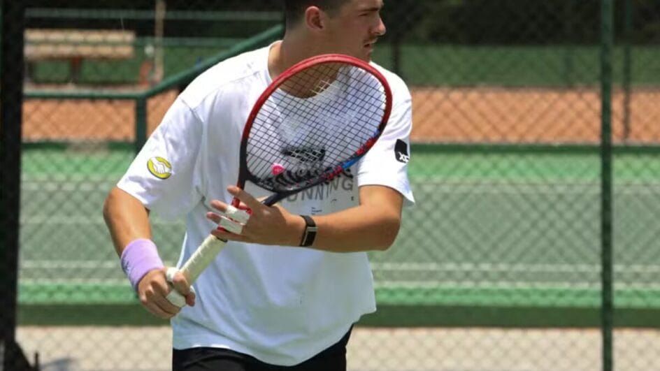 João Fonseca com a raquete na mão em treino e de cabelo raspado