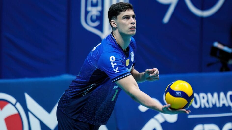 Jogador do Minas se preparando para sacar em jogo da Superliga Masculina 202526