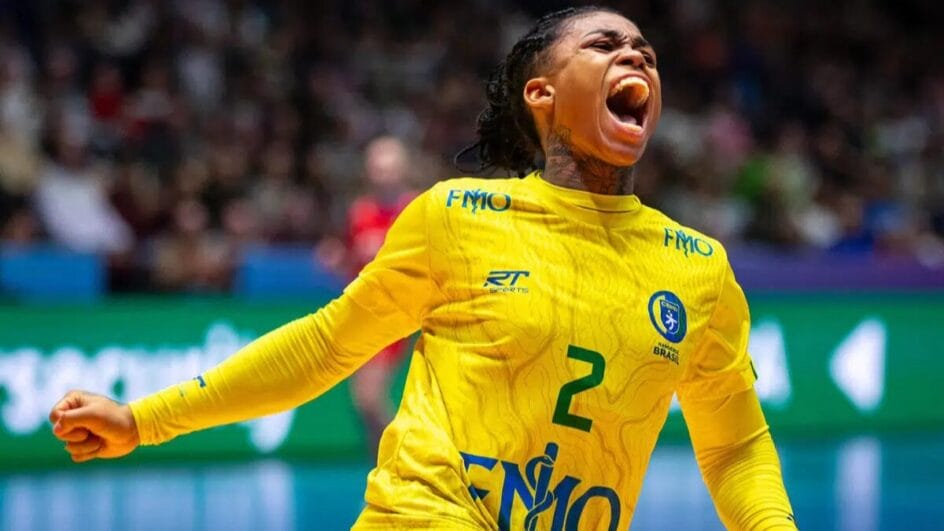Jogadora do Brasil gritando comemorando vitória no Mundial de Handebol Feminino 2025