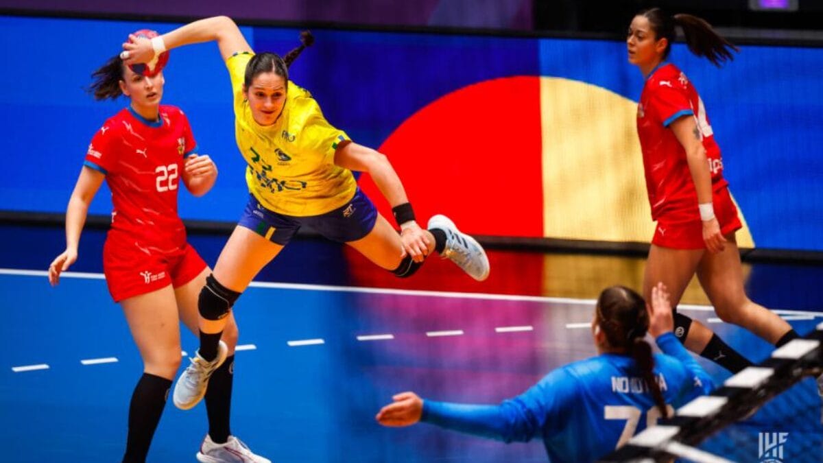 Jogadora do Brasil no ar com a bola em lançamento para o gol no Mundial de Handebol Feminino 2025