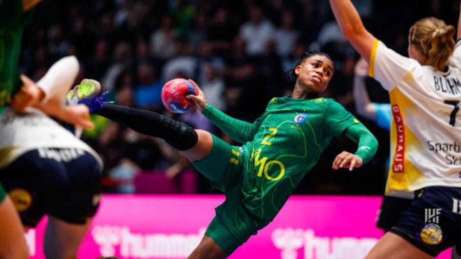 Jogadora do Brasil pronta para lançar a bola ao gol no Mundial de Handebol Feminino