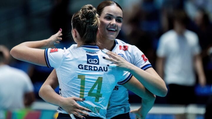 Jogadoras do Minas se abraçando durante jogo da Superliga Feminina 202526