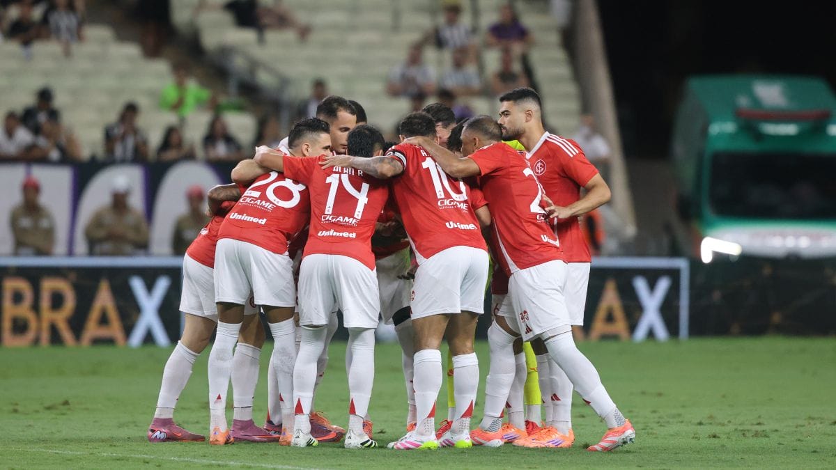 Jogadores do Internacional se reúnem antes do jogo contra o Santos
