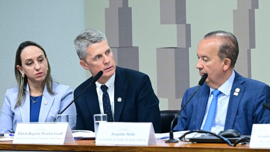 Jorginho Mello e secretários de Justiça, Danielle Amorim Silva (à esq.), e Segurança Pública, Flávio Graff (ao centro) deram depoimento a senadores (Foto: Geraldo Magela, Agência Senado)