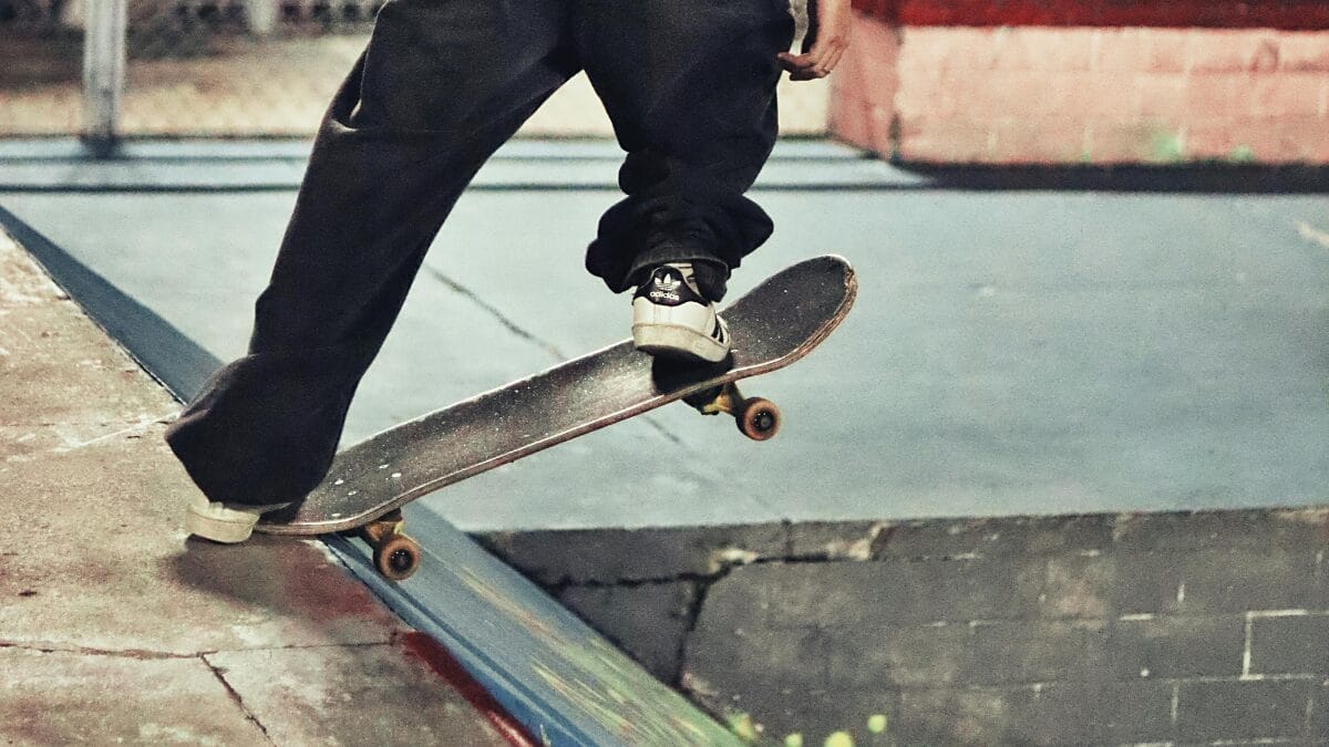 Jovem de 20 anos morre após cair de skate na Grande Florianópolis