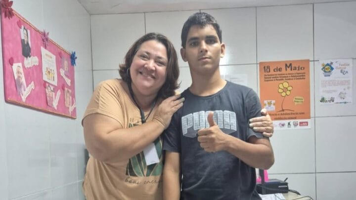 Conselheira tutelar Veronica Silva ao lado de Gerson Melo, o "Vaqueirinho"